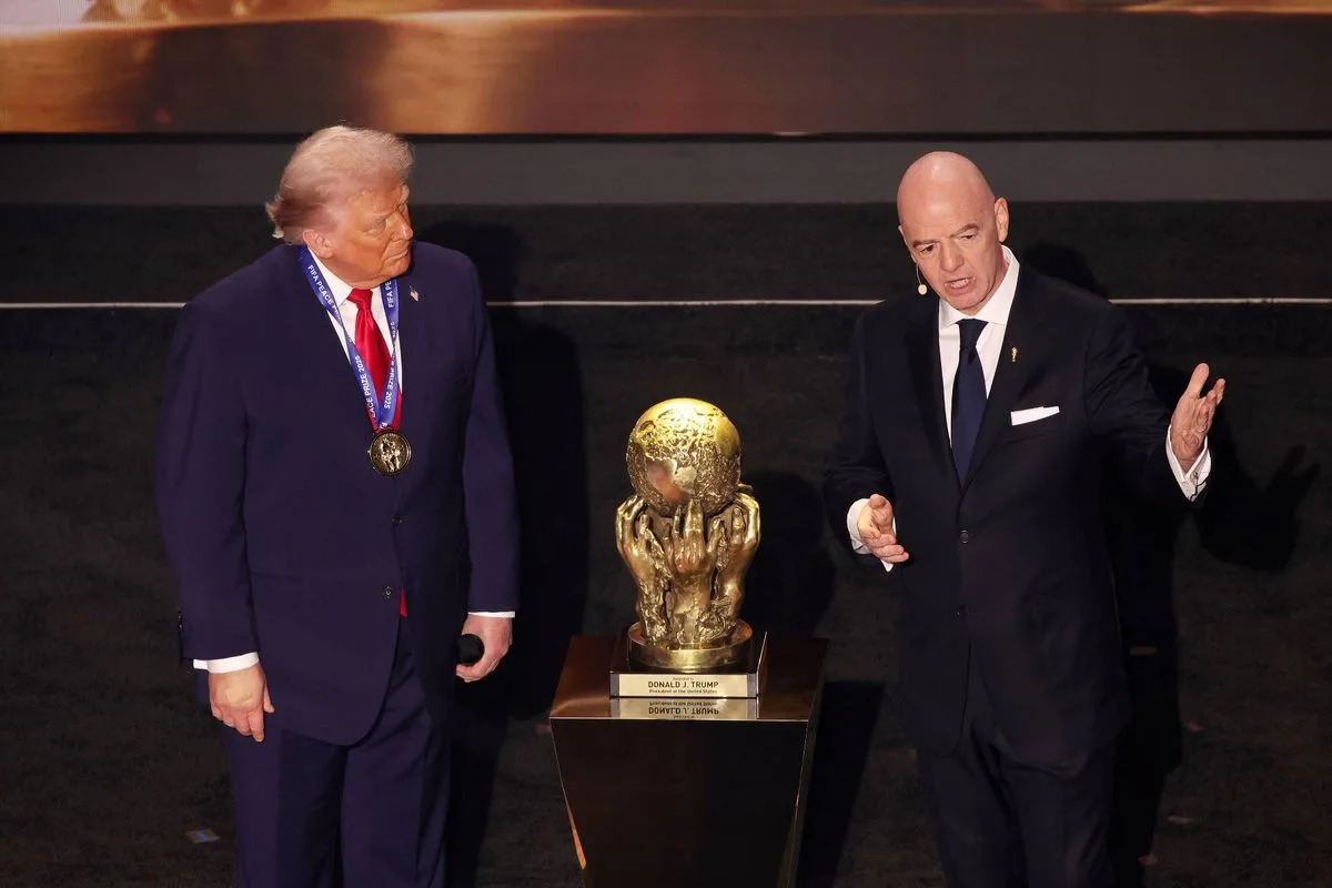 FA会長、インファンティノFIFA会長にイングランド代表ユニフォーム贈呈の過去…今は手のひら返し