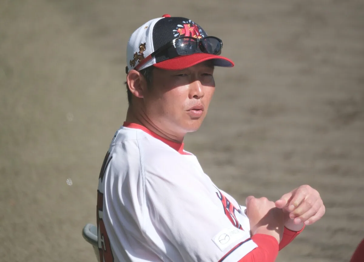 広島・小園がミス連発で今季2度目の懲罰交代！新井監督の本音とSNSで噴出した“ゾンビタバコ”騒動