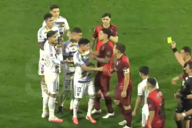 パレデスまたもや問題行為！W杯決勝の“パンチ”騒動から数週間、今度は敵にボール蹴りつけ批判殺到